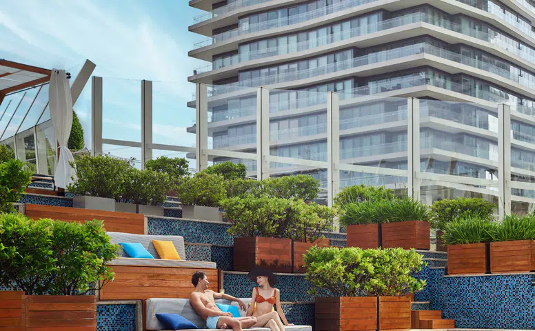 Raffles İstanbul'un Açık Havuzu Lounge6 Yaz Atmosferini Şehre Taşıyor