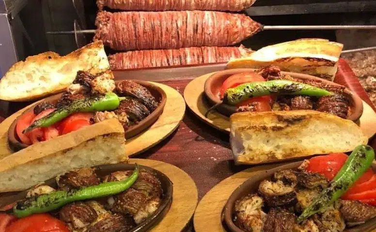 İstanbul'da Ağızda Dağılan Çıtır Kokoreçler: Kaçırılmaması Gereken Lezzet Durakları!