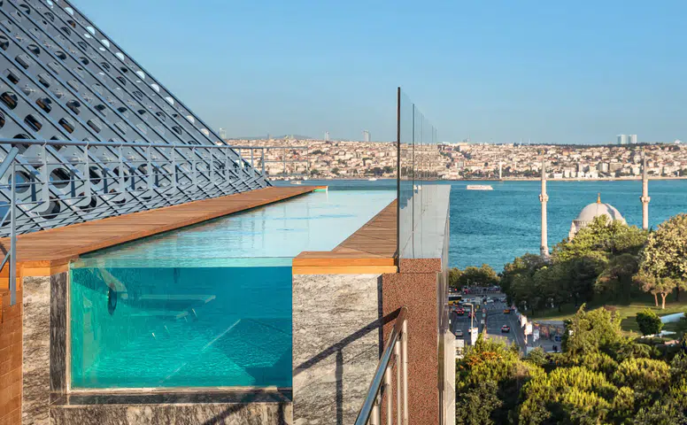 Şehir Stresinden Uzaklaşmanın Yolu: The Roof Sonsuzluk Havuzu ile Dinlendirici Bir Deneyim