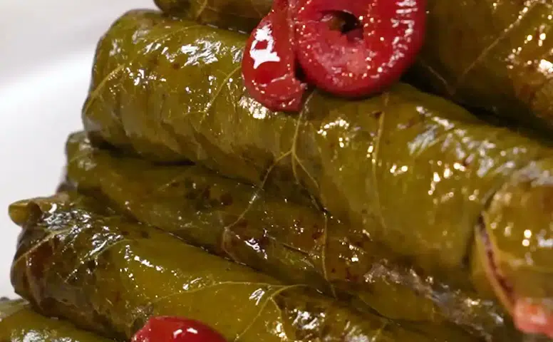 Vişne Aromalı Geleneksel Yaprak Sarma Tarifi: Sofralara Eşsiz Bir Lezzet Katıyor!