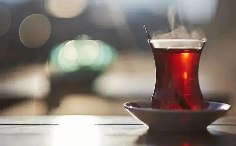 Çay Demleme Sırrı: Soğuk Su mu, Sıcak Su mu?