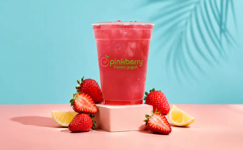 Yaz Aylarının Yeni Gözdesi: Pinkberry’de Çilekli Limonata İle Serinleyin!